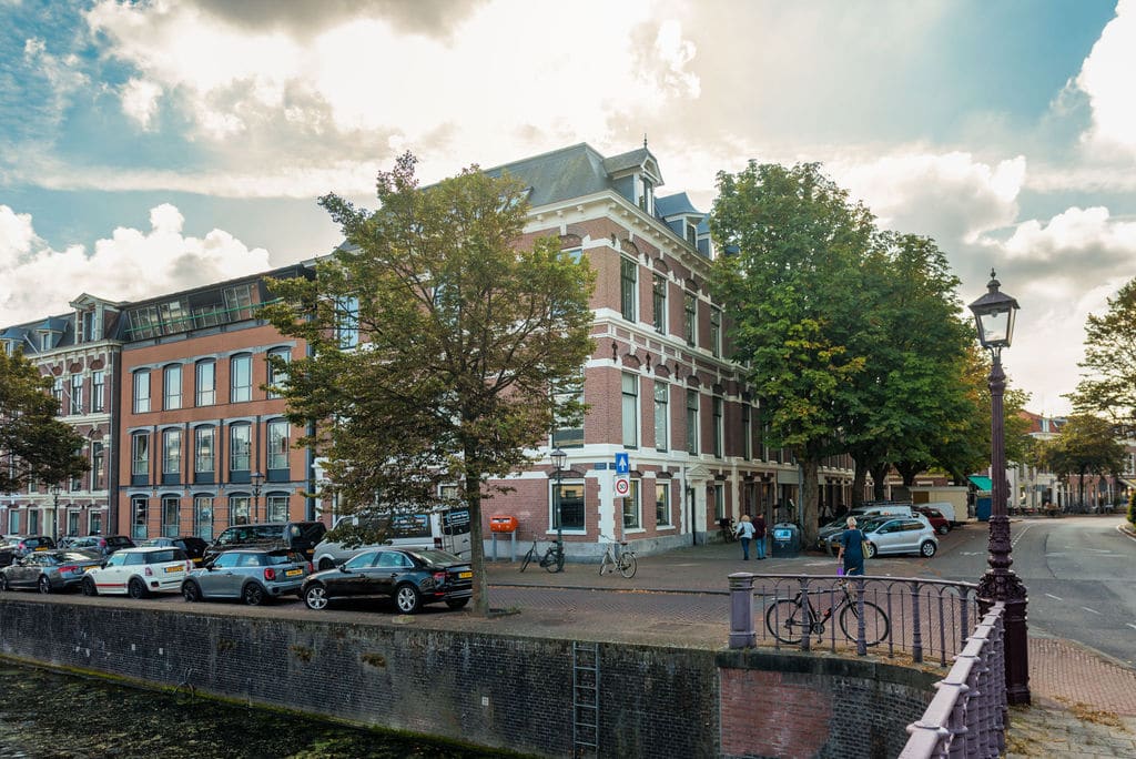 In het centrum van Haarlem staat het VvE complex Nassauplein II. Een gemeentelijk monument op een prachtige locatie. Nu was het aan ons om alles weer op te knappen.