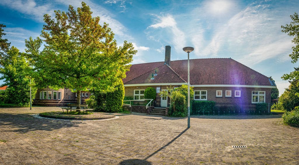 De muziekschool in Bloemendaal is een van de projecten die vaak weer terugkomt bij ons.
Hier doen wij het schilderwerk aan de buitenzijde van de school. Daarnaast hebben wij enkele houtrotplekken hersteld en bij de meeste ramen het stopverf vervangen.